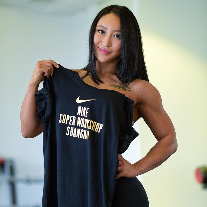 Sinh ra ở tỉnh Giang Tô, Trung Quốc, Mou cho biết từ nhỏ cô đã rất mê tập thể hình và sớm trở thành một người mẫu thể thao. Năm 2009, cô bắt đầu học võ tổng hợp nhưng không lâu sau đó đã gia nhập ngành fitness. Hiện Mou sở hữu phòng tập nổi tiếng ở Thượng Hải và là một trong những HLV thể hình được yêu mến tại đất nước tỷ dân.