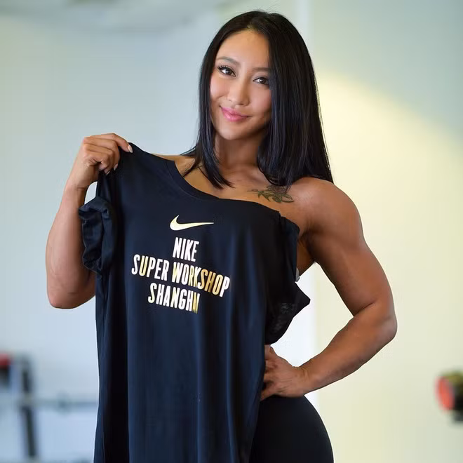 Sinh ra ở tỉnh Giang Tô, Trung Quốc, Mou cho biết từ nhỏ cô đã rất mê tập thể hình và sớm trở thành một người mẫu thể thao. Năm 2009, cô bắt đầu học võ tổng hợp nhưng không lâu sau đó đã gia nhập ngành fitness. Hiện Mou sở hữu phòng tập nổi tiếng ở Thượng Hải và là một trong những HLV thể hình được yêu mến tại đất nước tỷ dân.