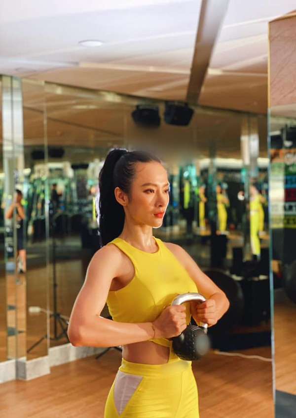 Mới đây trong một bài chia sẻ, cô nàng đã khiến khán giả không khỏi xuýt xoa vì thân hình ngày càng săn chắc và quyến rũ. Được biết, sắp tới "hot girl Kính Vạn Hoa" sắp tung siêu phẩm làm diễn viên TVC.