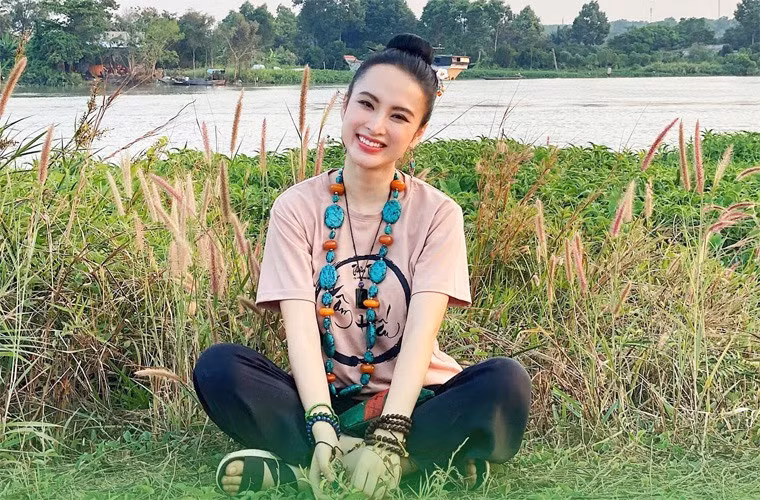 Angela Phương Trinh đã có nhiều chuyển biến tích cực, từ ngoại hình cực chuẩn đến vẻ đẹp dịu dàng nữ tính.