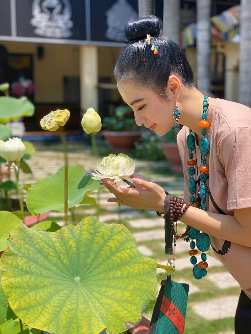 Từ sau khi tạm xa Vbiz, Angela Phương Trinh tận hưởng cuộc sống khá bình dị.