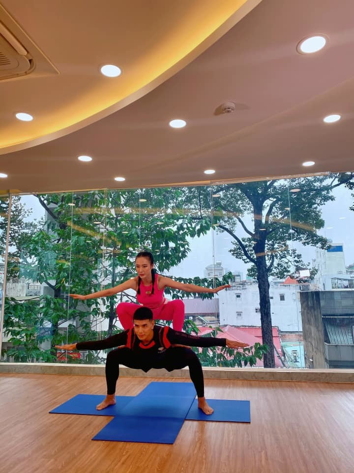 Đặc biệt, cô nàng còn khiến khán giả ngạc nhiên hơn nữa vì thân hình khỏe khoắn thon gọn hơn xưa, lộ rõ cơ bụng sau khoản thời gian chăm chỉ tập luyện.