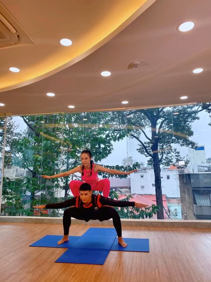 Đặc biệt, cô nàng còn khiến khán giả ngạc nhiên hơn nữa vì thân hình khỏe khoắn thon gọn hơn xưa, lộ rõ cơ bụng sau khoản thời gian chăm chỉ tập luyện.