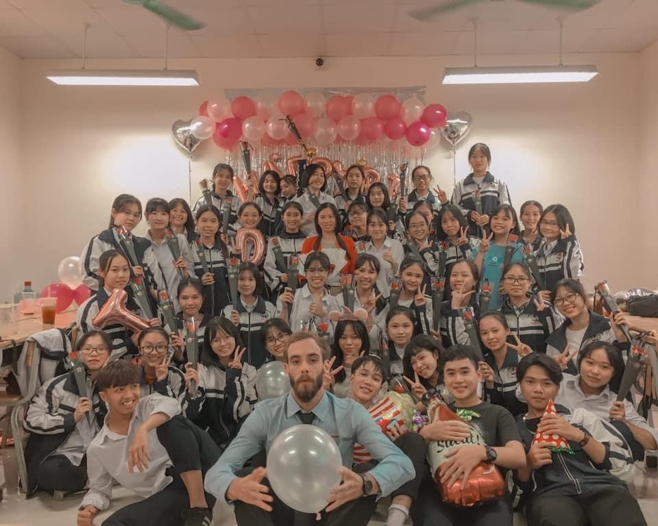 Ngày 20/10 cũng là dịp để các nữ sinh khoe con trai cùng lớp. Đôi khi chỉ là một bài hát, tấm thiệp nhưng điều quan trọng là sự tâm lý, quan tâm khiến dân tình phải ghen tị.