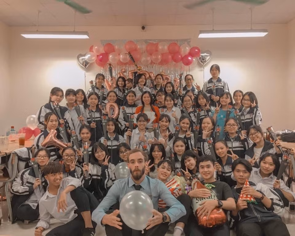 Ngày 20/10 cũng là dịp để các nữ sinh khoe con trai cùng lớp. Đôi khi chỉ là một bài hát, tấm thiệp nhưng điều quan trọng là sự tâm lý, quan tâm khiến dân tình phải ghen tị.