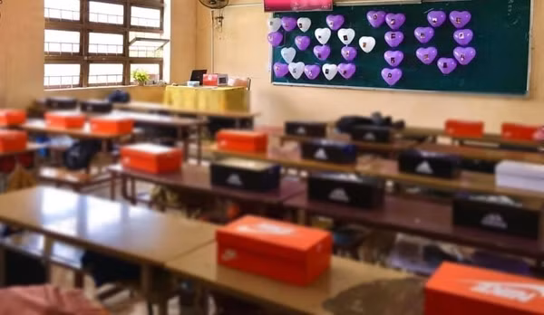 Có lớp còn chơi trội tặng hẳn đồ hiệu thế này đây.