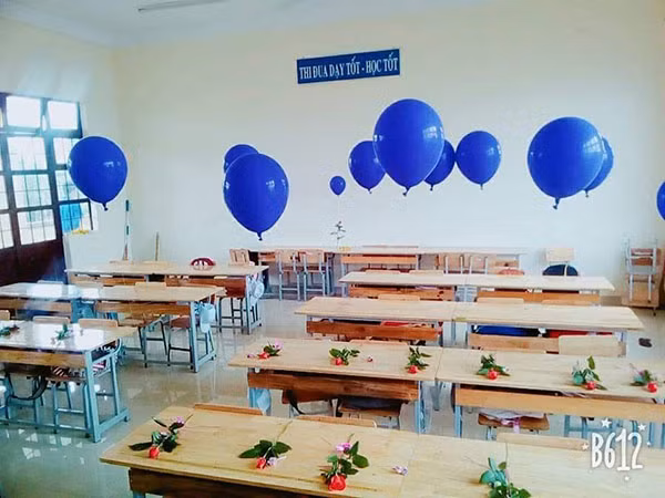 Bên dưới những bức ảnh này, dân mạng để lại rất nhiều lời khen ngợi. Ai cũng ghen tỵ và thầm ước ao được học cùng những nam sinh tâm lý như thế.