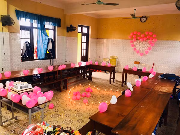 Cách thức tặng quà của mỗi lớp đều khác nhau, tất cả thể hiện sự sáng tạo hoặc thể hiện phong cách riêng của những nam sinh. Nhưng điểm chung dễ nhận ra chính là đôi mắt hạnh phúc, vui sướng và tự hào của các bạn nữ.