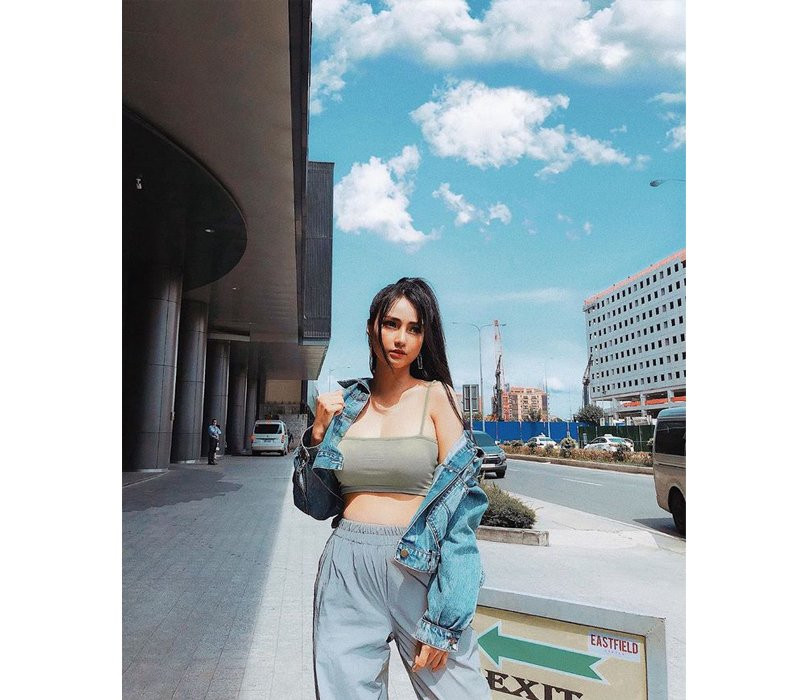 Vốn được biết tới với hình ảnh ngoan hiền, nữ DJ cho tới hiện tại đã thay đổi hoàn toàn phong cách, thường xuyên khoe dáng hở bạo.