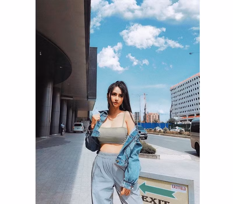 Vốn được biết tới với hình ảnh ngoan hiền, nữ DJ cho tới hiện tại đã thay đổi hoàn toàn phong cách, thường xuyên khoe dáng hở bạo.