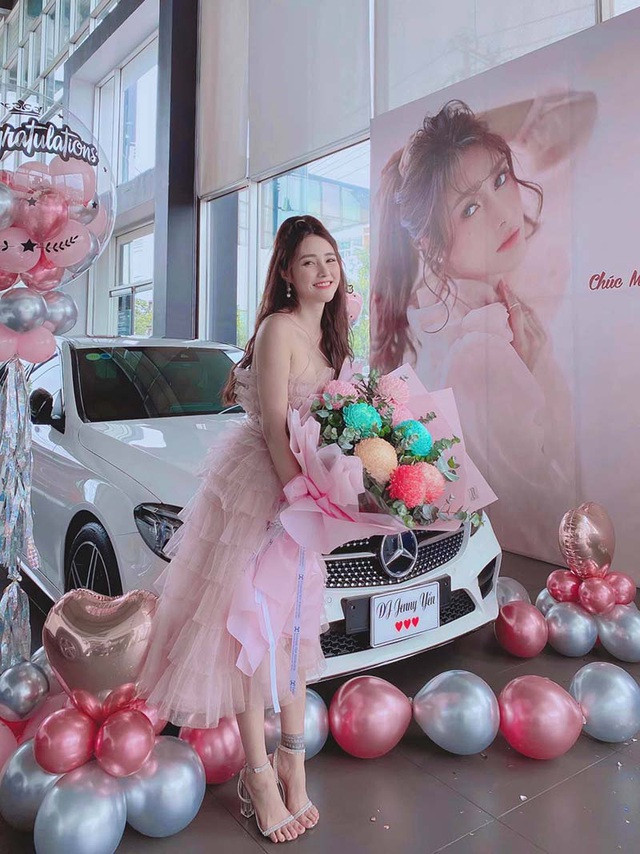 Mới đây, nữ DJ xinh đẹp này khiến nhiều người ngưỡng mộ khi xây nhà cho mẹ ở quê và mua xe sang tiền tỷ dù mới 24 tuổi.