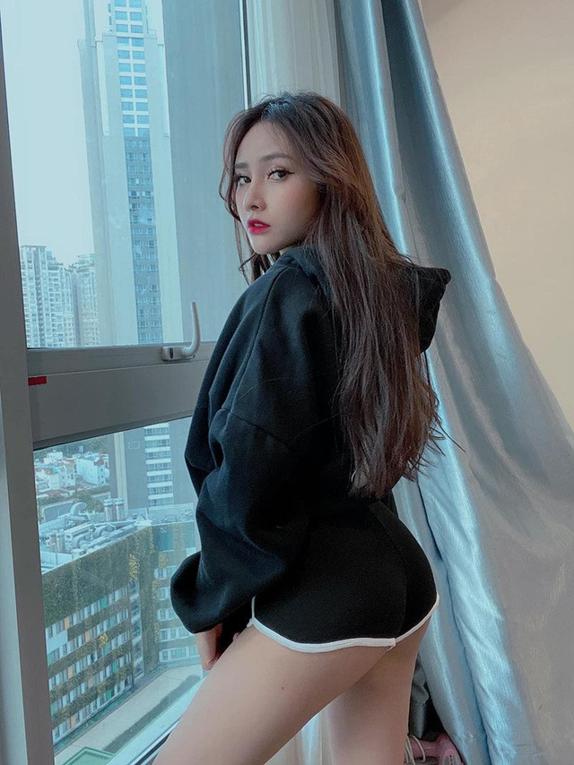 Ngoài thời gian dành cho công việc thì gái xinh còn tập gym để giữ gìn vóc dáng cân bằng và sức khỏe dẻo dai.