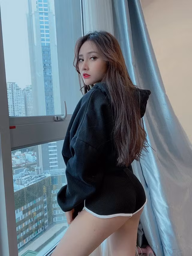 Ngoài thời gian dành cho công việc thì gái xinh còn tập gym để giữ gìn vóc dáng cân bằng và sức khỏe dẻo dai.