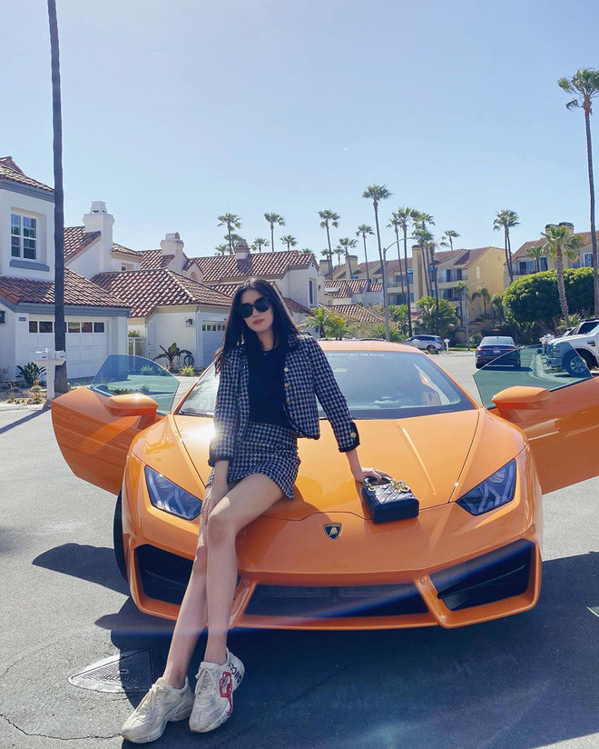 Bằng Linh thường xuyên check in tại những địa điểm sang trọng, đúng chuẩn rich kid.