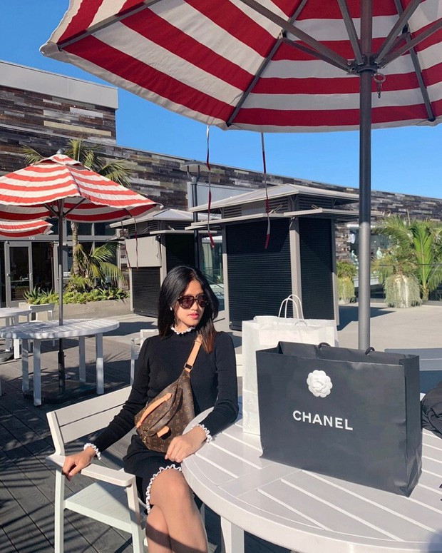 Bằng Linh chia sẻ bố mẹ cô bạn đã ly dị từ lâu. Cô nàng rich kid hiện sống với mẹ và rất thương mẹ đã làm việc vất vả để nuôi nấng mình.