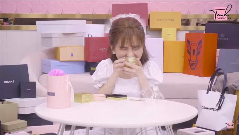 Không chỉ có những món quà vừa được tặng trong dịp sinh nhật mà ngay cả những video clip đập hộp trước thì Ngọc Trinh vẫn ném đồ theo một cách như thế.