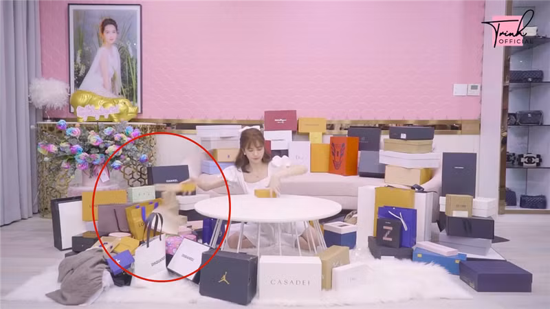 Nếu ai thường xuyên theo dõi những video Youtube của Ngọc Trinh sẽ thấy được cô thường có hành động như vậy, có lẽ đây đơn thuần chỉ là tính cách của Ngọc Trinh trong chính cuộc sống đời thường.