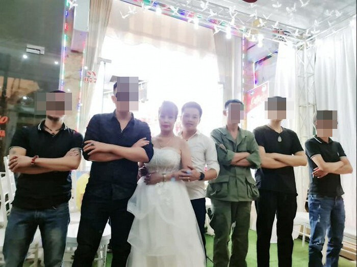 Cô dâu Thu Sao đã dựng hẳn rạp, trang trí bàn ghế, phông bạt, cổng kết hoa... vô cùng tỉ mỉ.