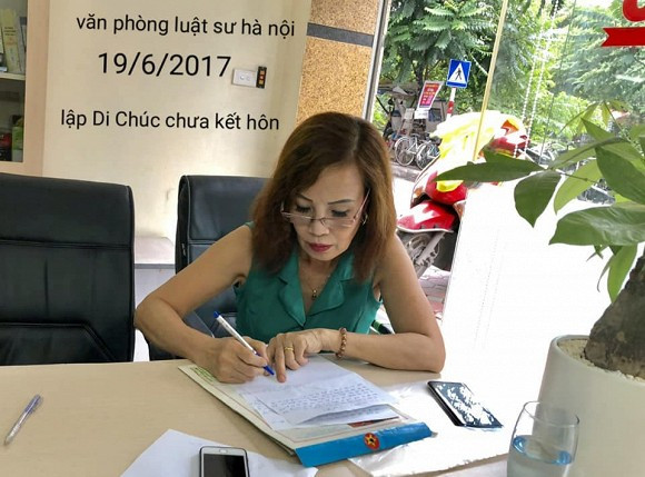 "Cô dâu 62 tuổi" Thu Sao còn hé lộ việc sửa lại bản di chúc sau lễ kỷ niệm 2 năm ngày cưới của cặp "vợ chồng son".