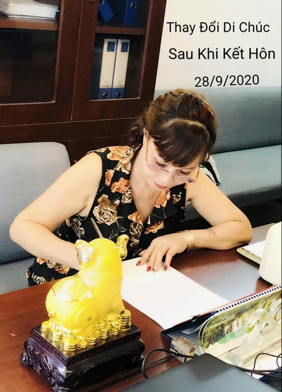 Được biết trước đó, vào năm 2017, chị Thu Sao đã từng lập di chúc ở thời điểm chưa kết hôn với Hoa Cương. Cư dân mạng đồn đoán rằng có thể chú rể trẻ tuổi vẫn có tên trong bản thừa kế tài sản sau khi sửa đổi của cô dâu Cao Bằng.