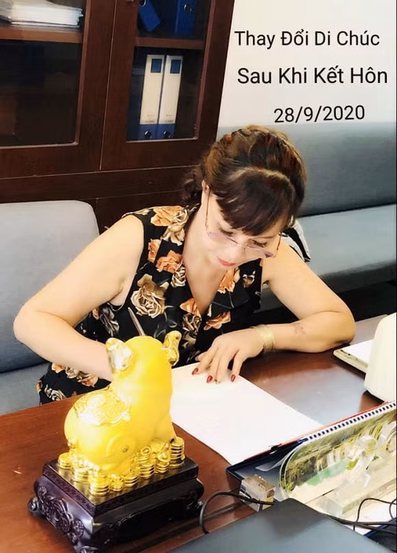 Được biết trước đó, vào năm 2017, chị Thu Sao đã từng lập di chúc ở thời điểm chưa kết hôn với Hoa Cương. Cư dân mạng đồn đoán rằng có thể chú rể trẻ tuổi vẫn có tên trong bản thừa kế tài sản sau khi sửa đổi của cô dâu Cao Bằng.