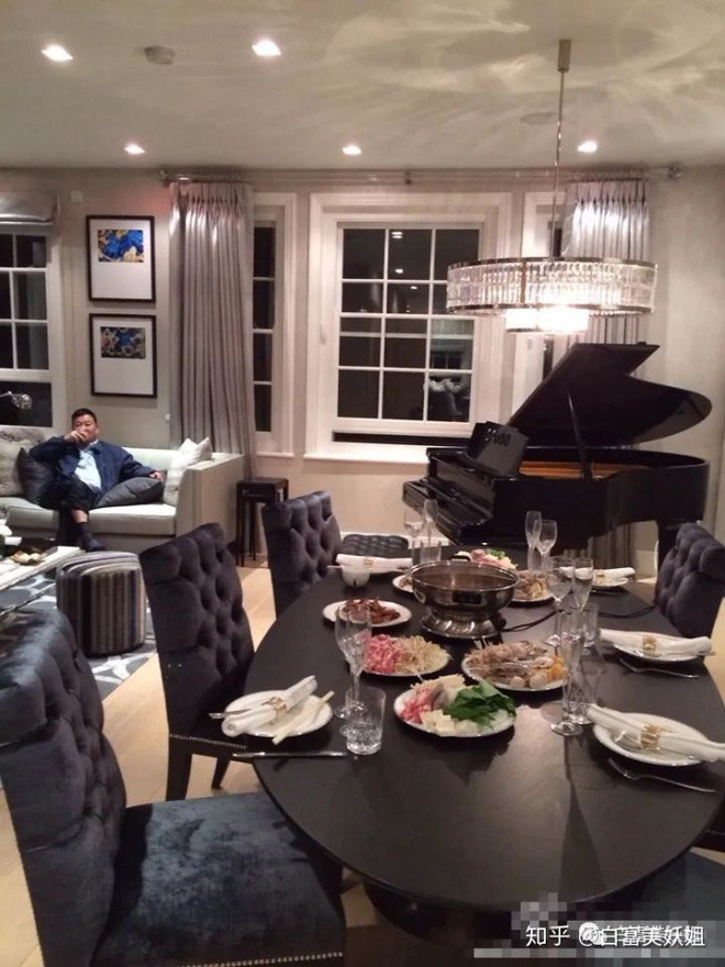 Nhiều món đồ được rich kid tiết lộ có giá hàng triệu nhân dân tệ.