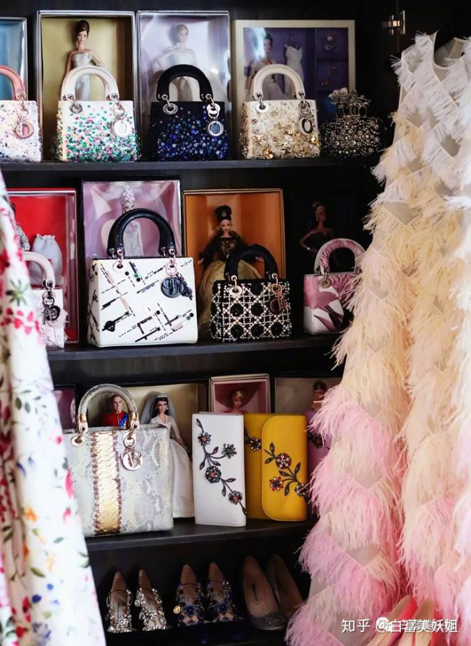 Từ Vãn Vãn còn sở hữu rất nhiều bộ sưu tập quần áo đặt may riêng từ các nhà mốt nổi tiếng, giày dép cùng túi xách hàng hiệu đắt đỏ, trang sức phiên bản giới hạn,...