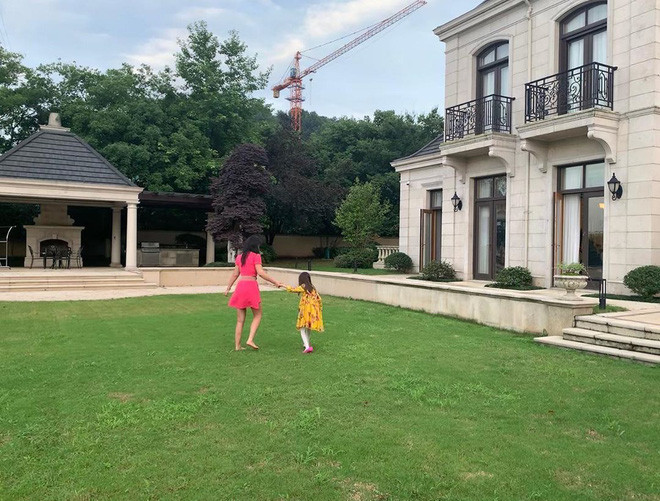 Giống hầu hết rich kid khác, hot girl này nổi tiếng với cuộc sống ngậm thìa vàng từ nhỏ. Trên trang cá nhân, cô khiến nhiều người choáng ngợp khi thường xuyên đăng ảnh du lịch bằng trực thăng, du thuyền riêng, tham dự sự kiện sang chảnh, mua sắm đồ hiệu đắt đỏ.