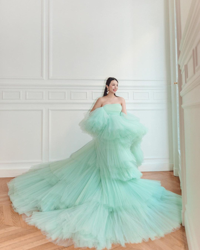 Sinh ra ở tỉnh Chiết Giang, Trung Quốc, nhưng ngay từ nhỏ, nàng tiểu thư 9X đã được gửi đi học ở nước ngoài.