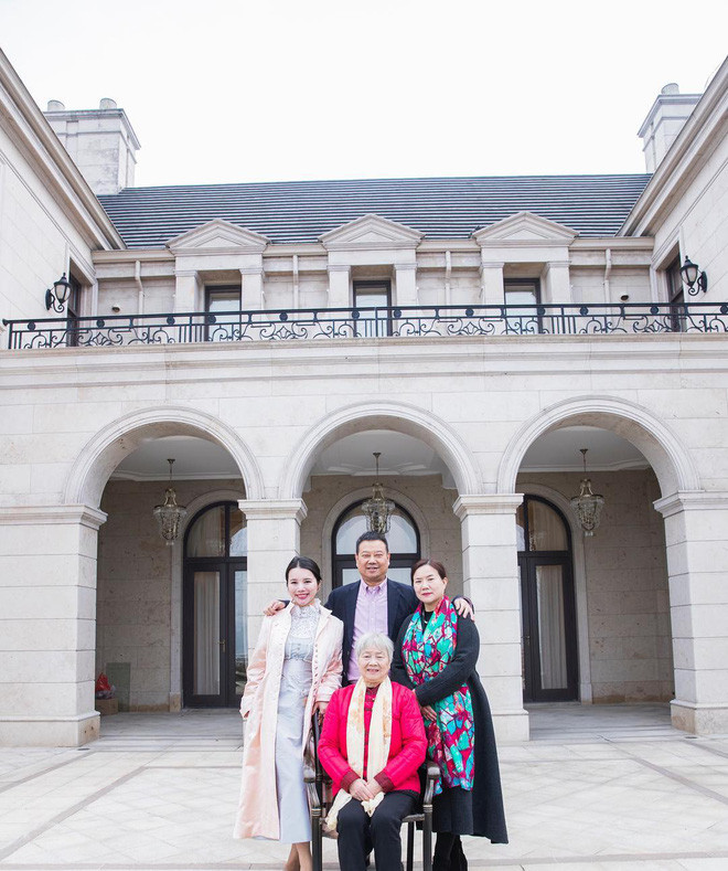 Cô nàng rich kid được truyền thông gọi là "ái nữ của giới siêu giàu Trung Quốc" khi xuất hiện nổi bật cùng cha trong một dạ tiệc dành cho tầng lớp thượng lưu tại Anh.