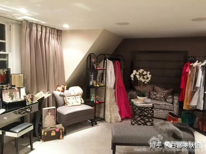 Phòng thay đồ quy tụ đủ các thương hiệu xa xỉ và bộ sưu tập nước hoa, búp bê hoành tráng của mình.