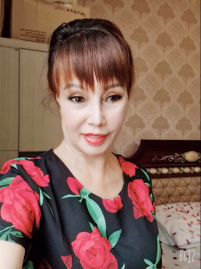 Không ngần ngại thừa nhận mình là người đam mê làm đẹp, chị Thu Sao đã trải qua không ít cuộc phẫu thuật từ làm căng da đến lắm mắt, từ nâng mũi đến… làm ngực.