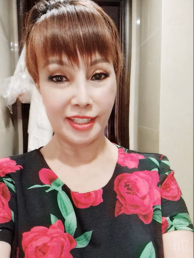 Dù đã tuổi cao thế nhưng cô dâu Thu Sao vẫn liên tục thực hiện nhiều cuộc thẩm mỹ để níu kéo tuổi thanh xuân. Những gì sau hậu phẫu của cô vẫn nhận được sự chú ý của dư luận.