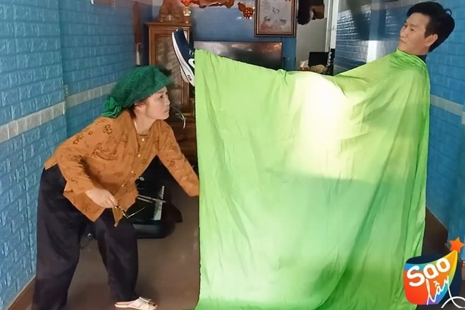 Sau 5 năm, mặc dù thu nhập của Lê Thị Dần tăng lên nhờ tham gia đóng hài nhưng không quá lớn như mọi người tưởng. Lê Thị Dần và chồng của mình vẫn thường xuyên nắm tay nhau đi khắp nước để tham dự show.