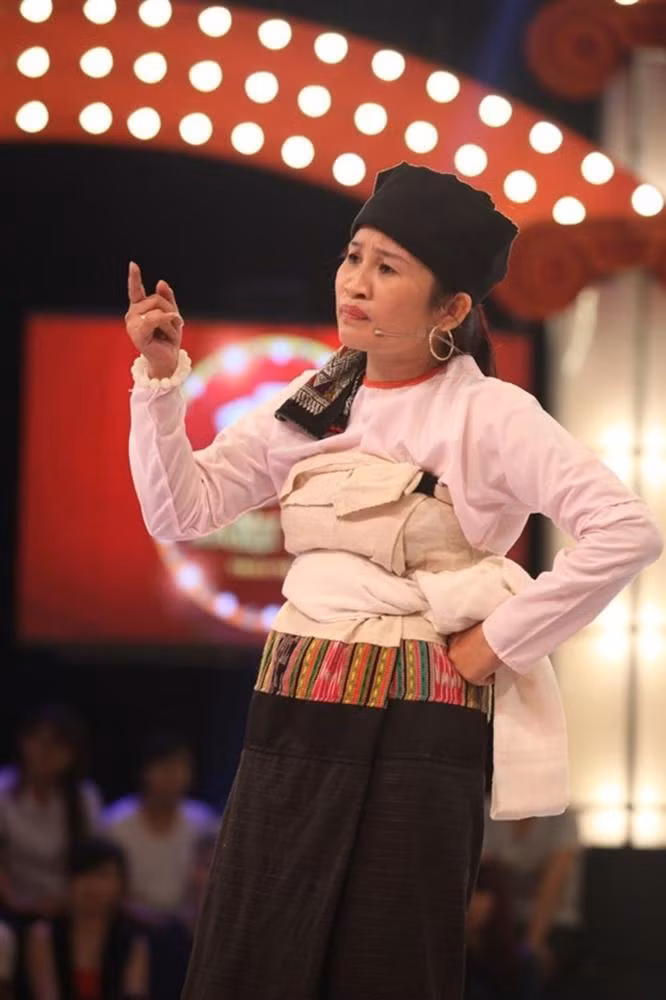 Nổi tiếng, "cô gái trăm triệu" nhanh chóng là gương mặt được "săn đón", thường xuất hiện trong loạt chương trình, phim ảnh.