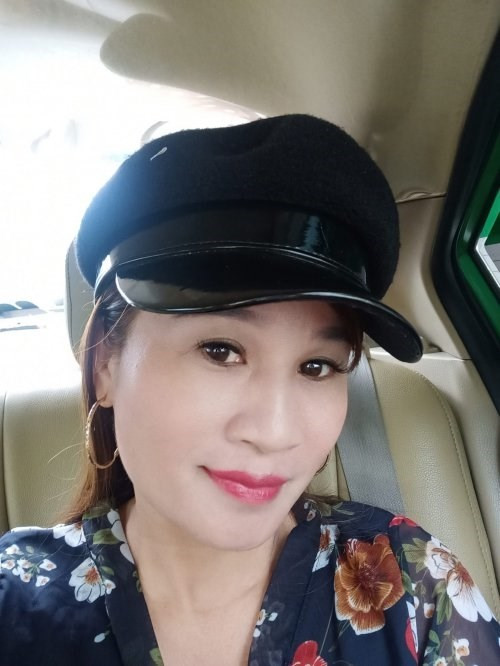 Trong một lần hiếm hoi chia sẻ cùng báo chí, chị Dần tiết lộ có thể nhận mức thù lao của một show bằng cả tháng trước đây làm việc vất vả. Chị góp mặt ở nhiều show hài lớn nhỏ từ Nam ra Bắc. Nhờ vậy mà gia đình chị có cuộc sống sung túc hơn.