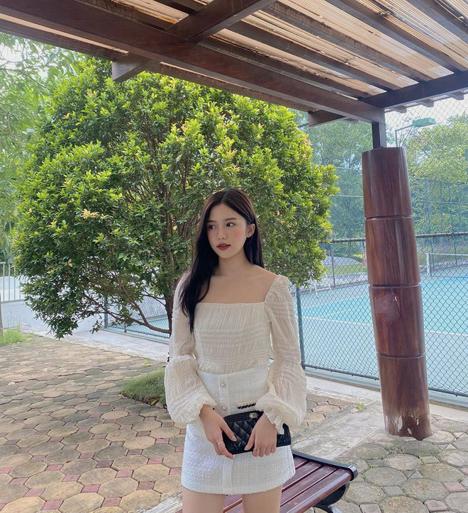 Sở hữu vẻ ngoài xinh xắn, ngọt ngào với gương mặt trái xoan thanh tú, Mai Trang cũng định hình cho mình style nhẹ nhàng, nữ tính.