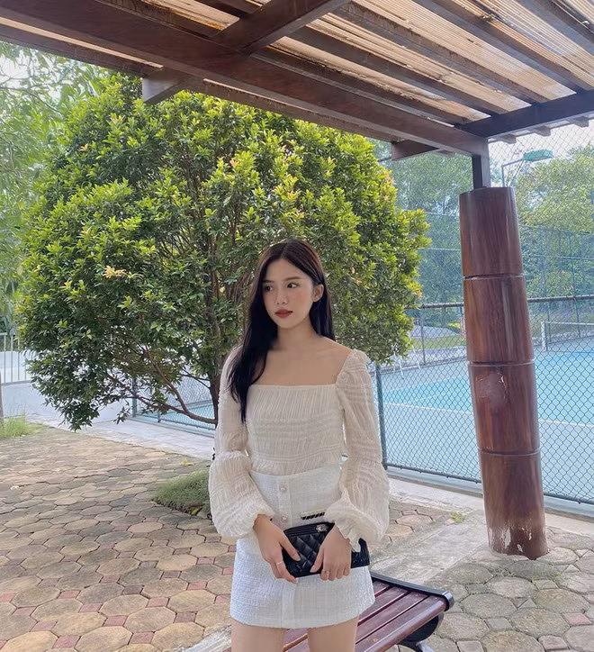 Sở hữu vẻ ngoài xinh xắn, ngọt ngào với gương mặt trái xoan thanh tú, Mai Trang cũng định hình cho mình style nhẹ nhàng, nữ tính.