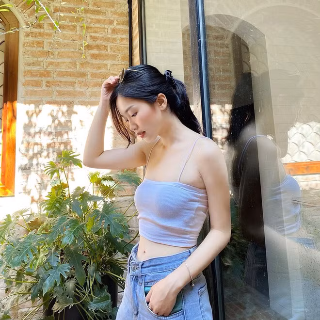 Mai Trang hiện là sinh viên ĐH Kinh doanh và Công nghệ. Ngoài ra, cô còn kinh doanh thời trang và là mẫu ảnh quen thuộc của nhiều cửa hàng thời trang tại Hà Nội.