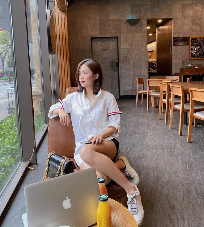 9x có sở thích đàn, hát và đi du lịch. Mỗi nơi cô đến đều được lưu lại bằng những bức ảnh lung linh cùng những phong cách “cực chất”.