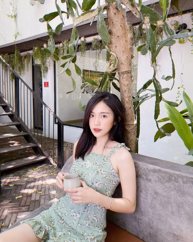 Trên trang cá nhân của mình, gái xinh này hiện đang sở hữu 300 ngàn lượt follow và con số này ở Facebook là 130 ngàn.