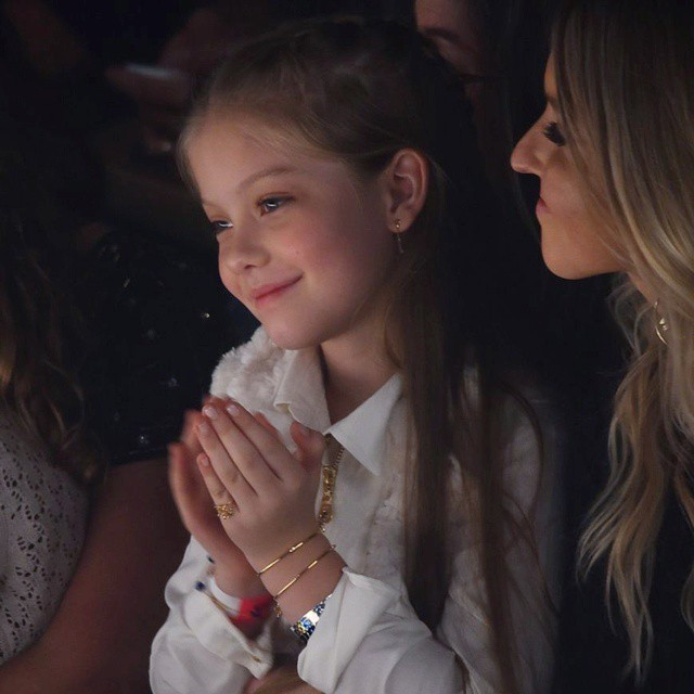 Thời điểm mới được biết tới, cô bé nhận nhiều lời khen về nhan sắc, được đặt biệt danh "thiên thần nhí" của làng thời trang.