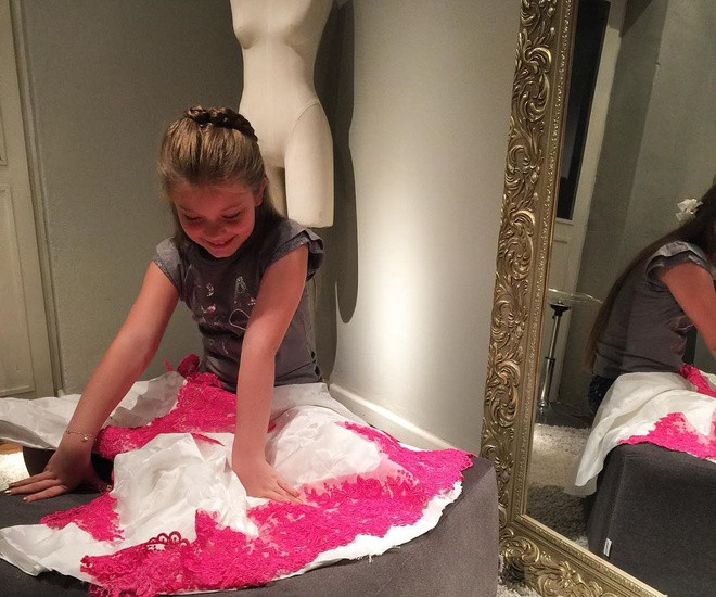 Cô bé vẫn đam mê và theo đuổi việc thiết kế thời trang. Cô tự mình lên ý tưởng, cắt may các bộ trang phục và chia sẻ chúng lên mạng.