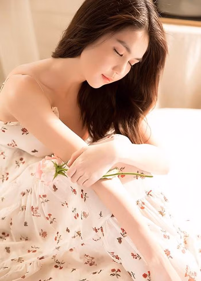 Ở tuổi 31, người đẹp Trà Vinh được mệnh danh là mỹ nhân "bên ngoài xinh đẹp, bên trong nhiều tiền" được nhiều người ngưỡng mộ.