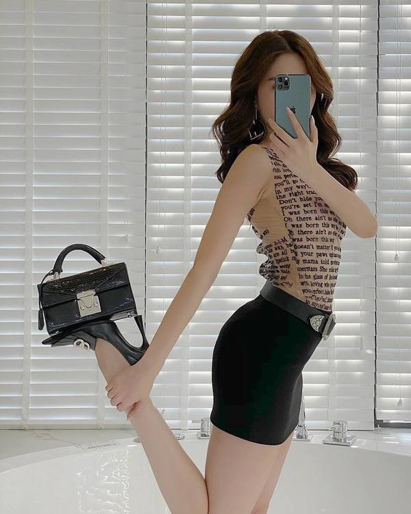 Chưa dừng lại trong tập "đập hộp", mỹ nhân gốc Trà Vinh còn khoe set túi Chanel đã đặt mua bao gồm 4 mẫu với giá trị lên đến 700 triệu đồng nhưng chưa chuyển về kịp.