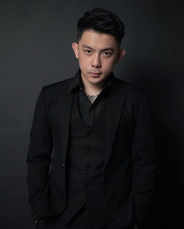 Chàng CEO giàu có này sinh năm 1999, đã từng đi du học ở Singapore. Mặc dù vướng không ít lùm xùm về chuyện tình cảm nhưng có thể khẳng định Tống Đông Khuê là một chàng trai ga lăng, biết yêu chiều bạn gái.