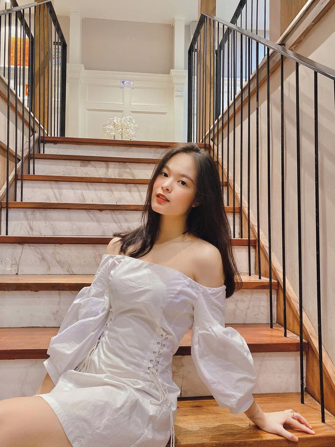 Ngoài gương mặt sáng, Khánh Linh còn đạt danh hiệu 12 năm học sinh giỏi, điểm trung bình năm lớp 12 là 8,6.