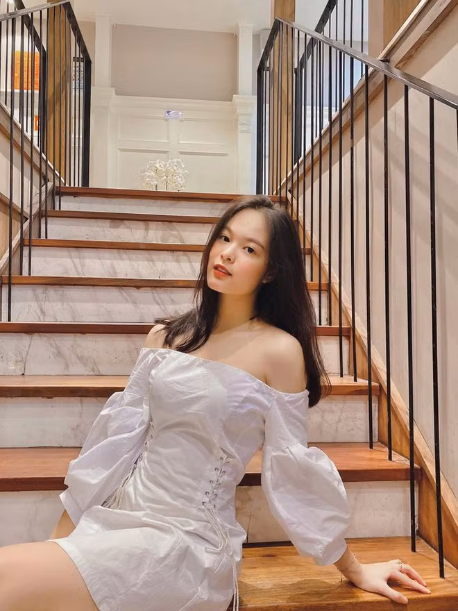 Ngoài gương mặt sáng, Khánh Linh còn đạt danh hiệu 12 năm học sinh giỏi, điểm trung bình năm lớp 12 là 8,6.