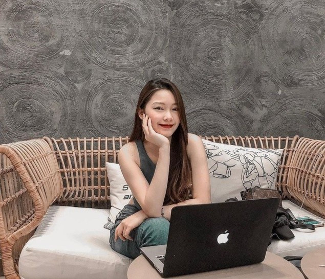 Phạm Hạnh Quyên (sinh năm 2001) hiện là sinh viên năm 2 khoa Xã hội học. Nữ sinh gây chú ý trong cuộc thi Press Beauty 2020 vừa qua với chiều cao 1,73 m cùng thân hình chuẩn.