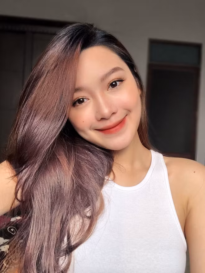 Hot girl trường Báo giành giải Miss Photo và lọt top 5 chung cuộc. Trước đó, cô về nhất trong cuộc thi Học sinh Thanh lịch năm 2019 tại THPT Cẩm Phả (Quảng Ninh).